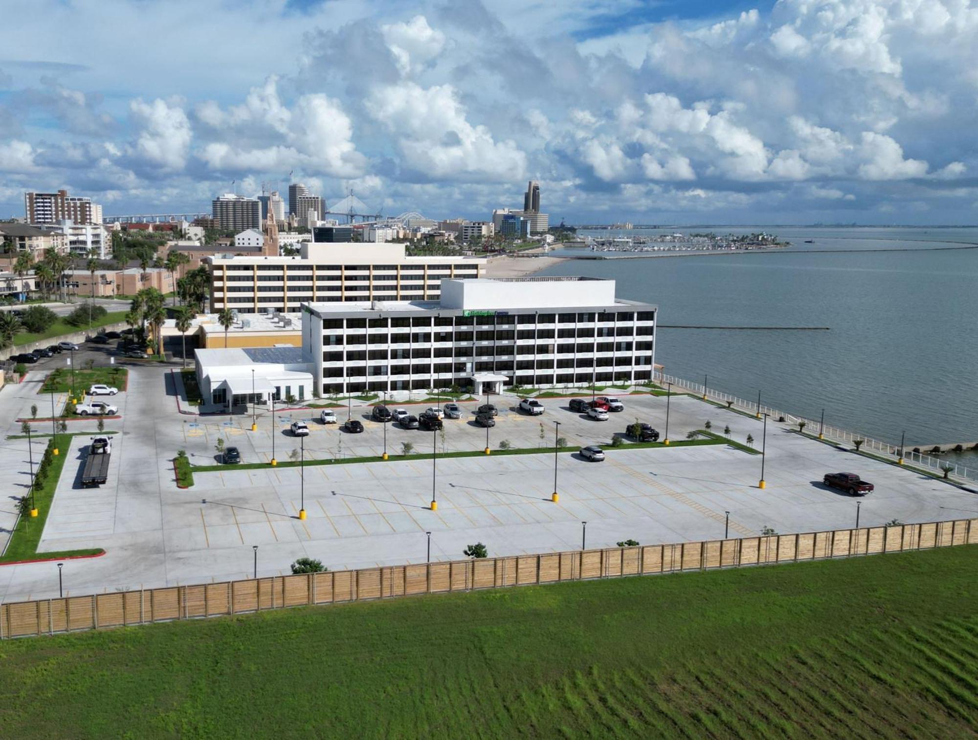 Holiday Inn Express Corpus Christi - Beachfront By Ihg Exterior photo